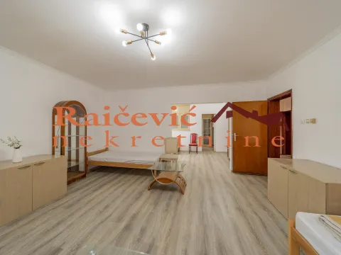 Izdavanje, kuća, 250m², Zvezdara Sve Podlokacije, Beograd - image 17