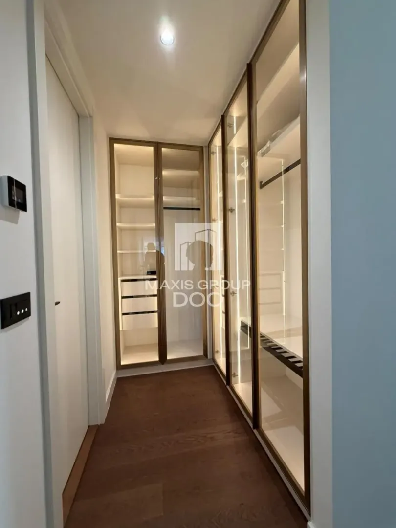Izdavanje, četvorosoban stan, 150m², Savski Venac, Beograd