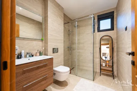 Moderne kupatilo sa tuš kabinom, umivaonikom i ugradnom wc šoljom. - image 23