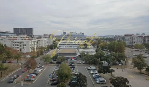 Pogled sa prozora na okolne zgrade, parking i gradsku zonu. - image 21