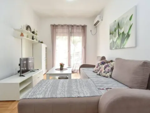 Rent, two bedroom apartment, 70m², Budva, Crna Gora - image 9