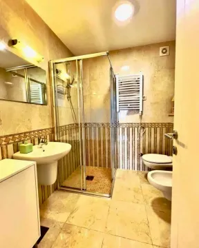 Manje kupatilo sa tuš kabinom, umivaonikom i wc šoljom. - image 6