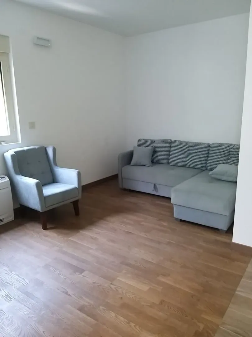 Dnevna soba sa garniturom i foteljom.
