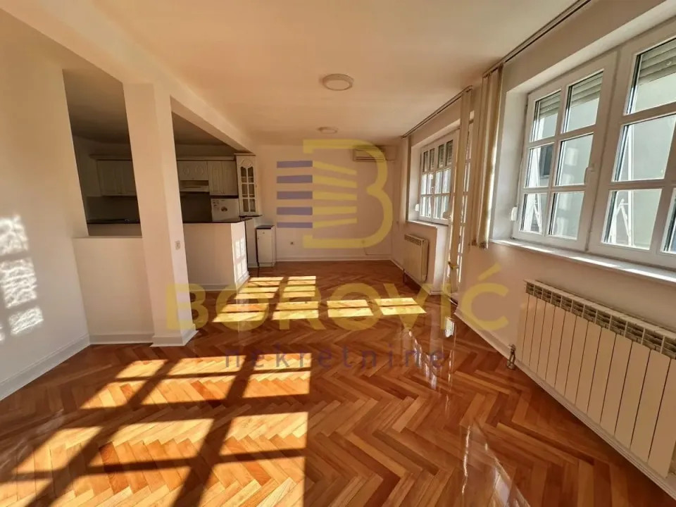 Izdavanje, četvorosoban stan, 120m², Savski Venac, Beograd