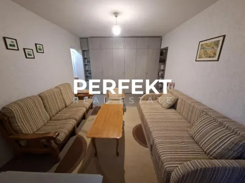 Dnevna soba sa garniturom za sedenje i ugradnim ormarima. - image 9