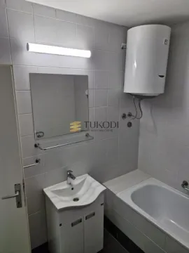 Manje kupatilo sa belim pločicama, umivaonikom i kadom. - image 9