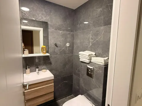 Rent, two bedroom apartment, 86m², Budva, Crna Gora - image 11