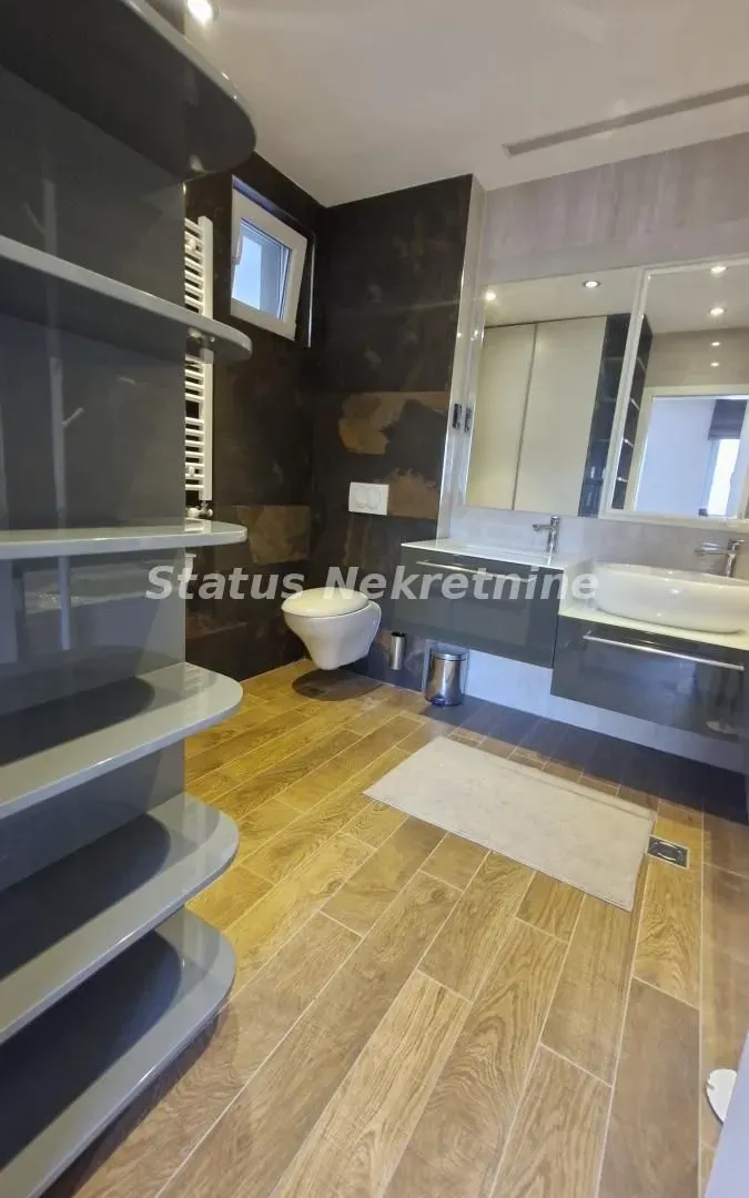 Prodaja, četvorosoban stan, 113m², Centar, Novi Sad