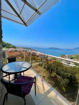 Namješten balkon sa garniturom za sjedenje i pogledom na more. - image 2