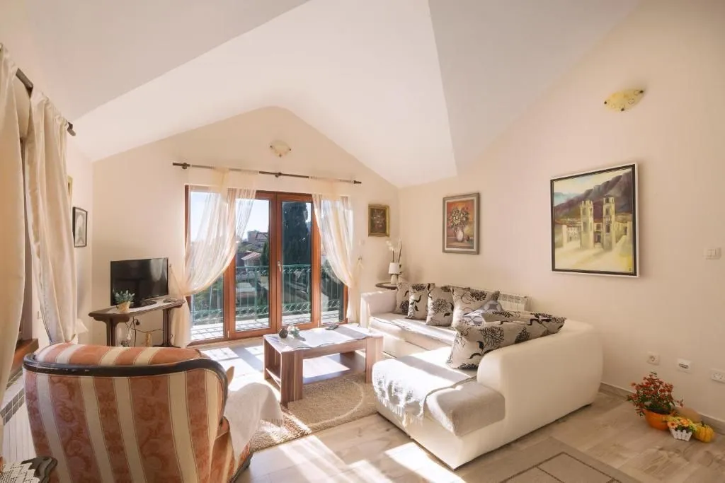 Izdavanje, dvosoban stan, 85m², Budva, Crna Gora