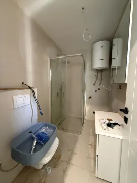 Kupatilo u fazi završnih radova sa tuš kabinom, bojlerom i sanitarijama. - image 6
