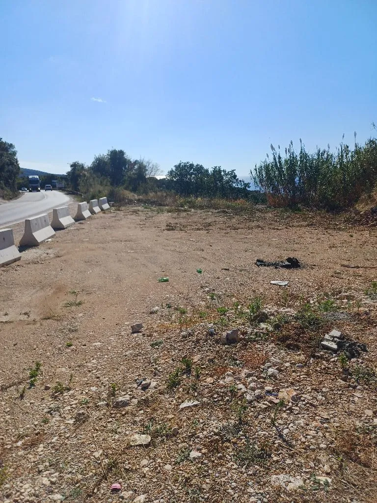 Zemljište pored puta sa pogledom na okolni pejzaž.