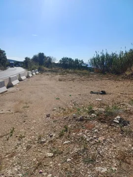 Zemljište pored puta sa pogledom na okolni pejzaž. - image 12
