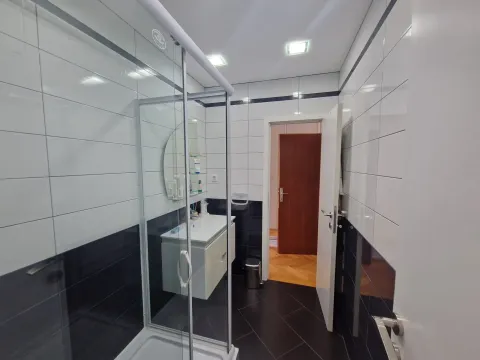 Moderne kupatilo sa tuš kabinom i umivaonikom. - image 10