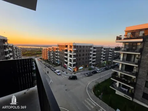 Pogled sa terase na okolne zgrade i ulicu tokom zalaska sunca. - image 20