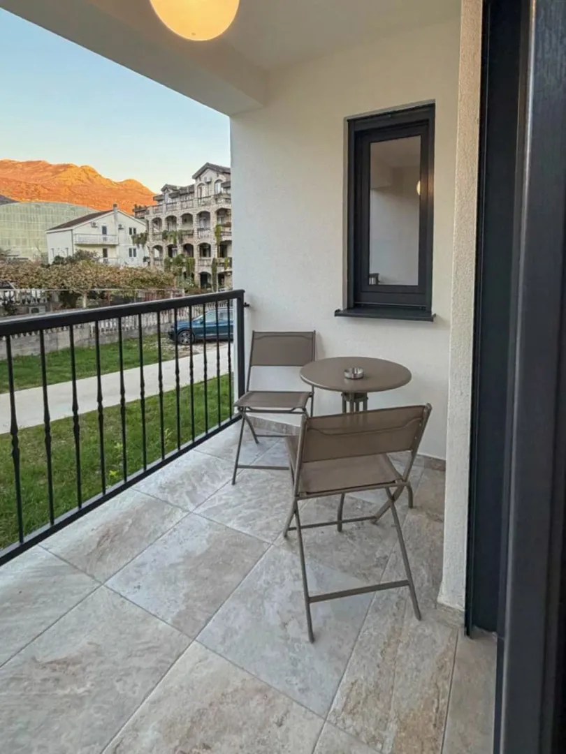Izdavanje, dvosoban stan, 67m², Zelenika, Herceg Novi
