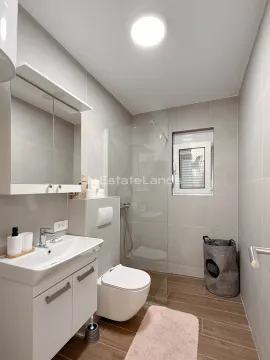 Moderno opremljeno kupatilo sa tuš kabinom. - image 13