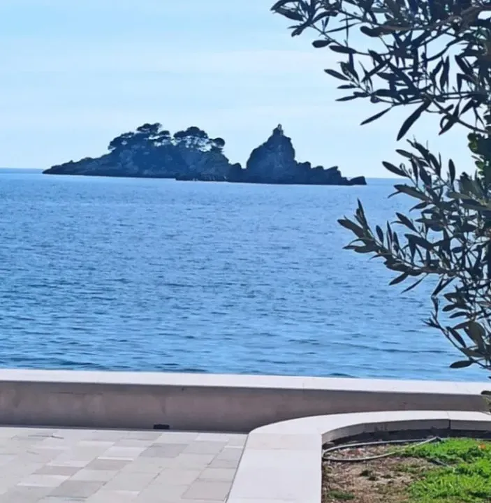 Sale, five bedroom apartment, 212m², Petrovac, Budva