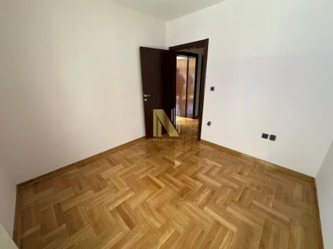 Prazna soba sa parketom i otvorenim vratima. - image 8