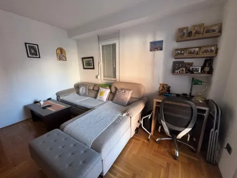Dnevni boravak sa ugaonom garniturom, stočićem i radnim stolom sa stolicom. - image 4