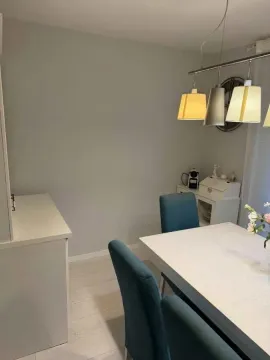 Trpezarija sa stolom, plavim stolicama i visećom rasvetom. - image 4