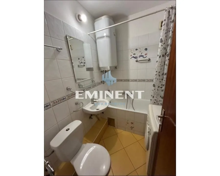 Smaller bathroom with a bathtub, washbasin, and toilet.