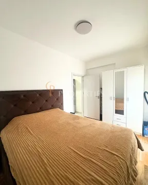 Namještena spavaća soba sa bračnim krevetom i garderoberom. - image 10