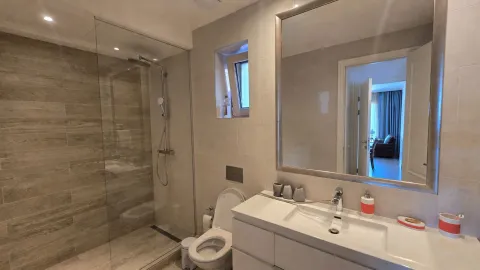 Moderno opremljeno kupatilo sa tuš kabinom i velikim ogledalom. - image 14