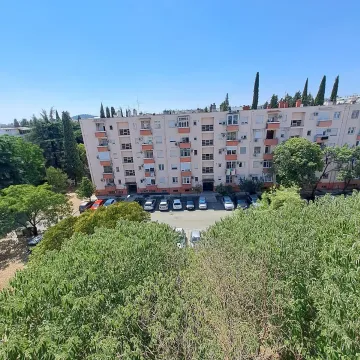 Pogled sa terase na stambenu zgradu i okolno zelenilo. - image 17