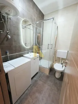 Savremeno opremljeno kupatilo sa tuš kabinom, umivaonikom i veš mašinom. - image 7