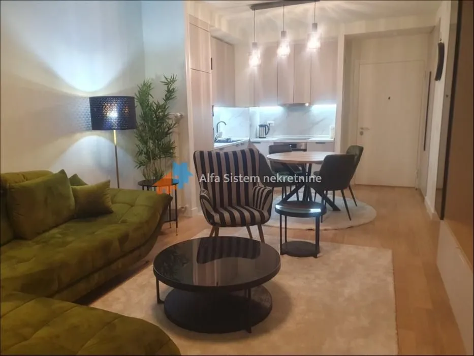Izdavanje, trosoban stan, 72m², Savski Venac, Beograd