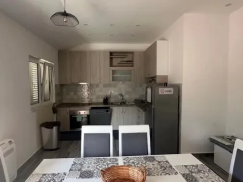 Izdavanje, trosoban stan, 100m², Dobrota, Kotor - image 4