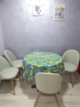 Trpezarijski sto sa četiri stolice i dekorativnim stolnjakom. - image 6