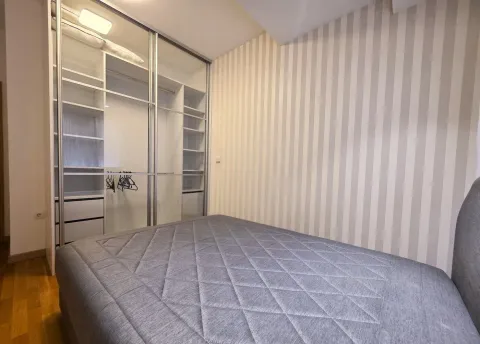 Moderna spavaća soba sa bračnim krevetom i ugradnim garderoberom sa kliznim vratima. - image 14