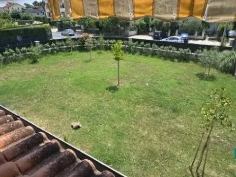 Izdavanje, kuća, 254m², Tološi, Podgorica - image 8