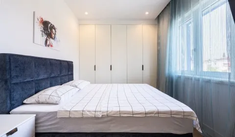 Spavaća soba sa bračnim krevetom, ugradnim plakarom i prozorom sa zavjesama. - image 6