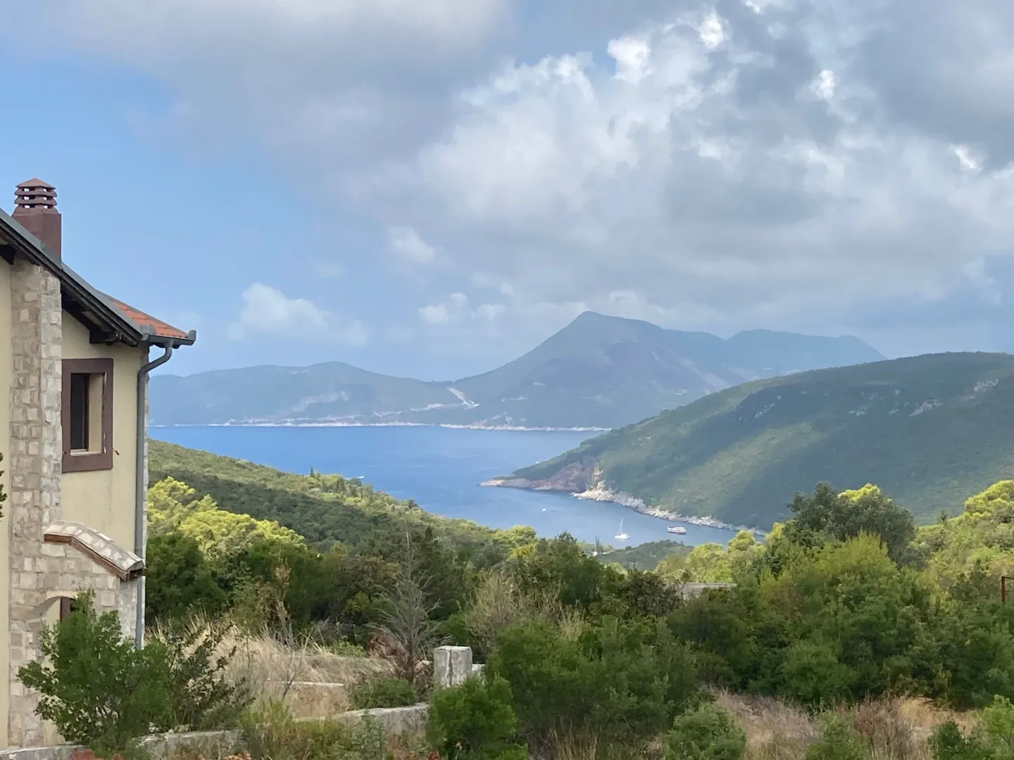 Pogled na more i brda sa terase ili dvorišta kuće.