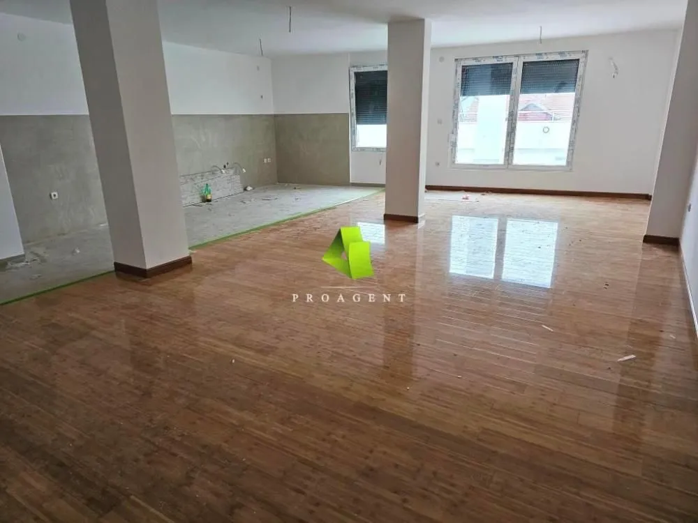 Prodaja, trosoban stan, 183m², Pantelej, Niš