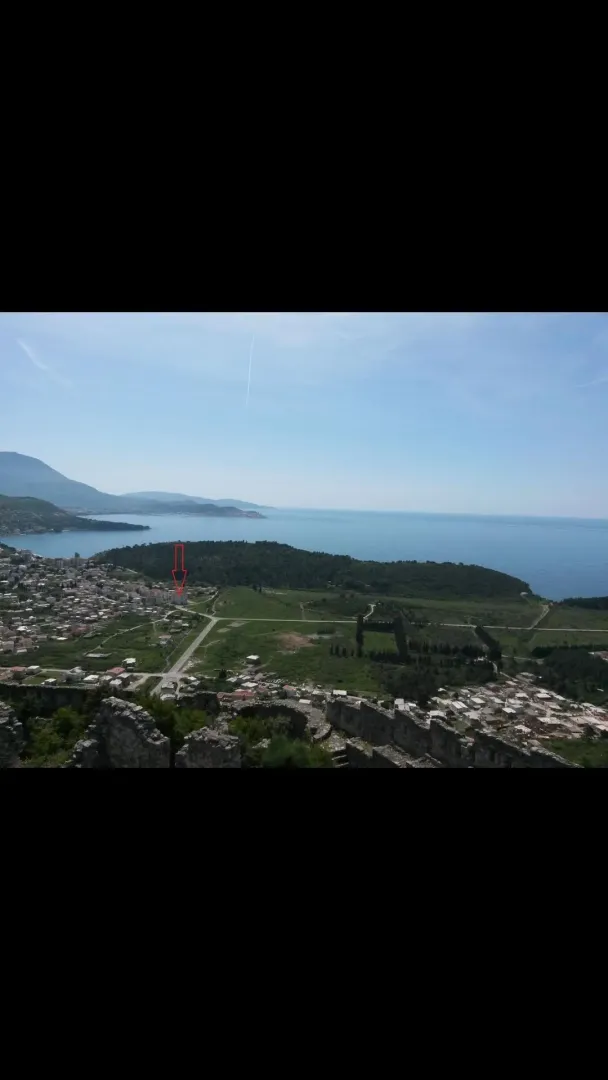 Pogled iz ptičije perspektive na obalu i naselje sa strelicom koja označava lokaciju.