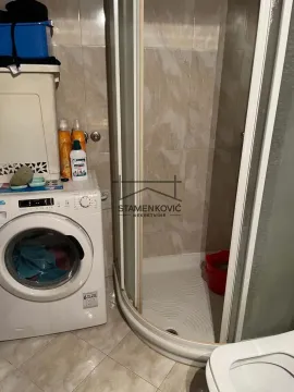 Kupatilo sa tuš kabinom i veš mašinom. - image 17