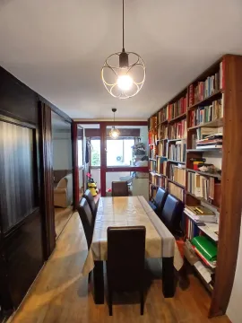 Trpezarija sa velikom bibliotekom i stolom sa stolicama. - image 2