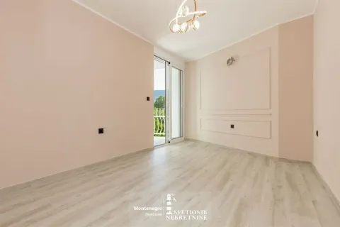 Prazna soba sa svijetlim laminatom, zidovima u bež tonovima i izlazom na terasu. - image 9