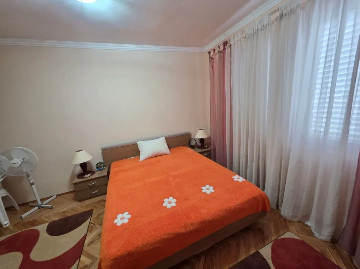 Izdavanje, četvorosoban stan, 140m², Tološi, Podgorica