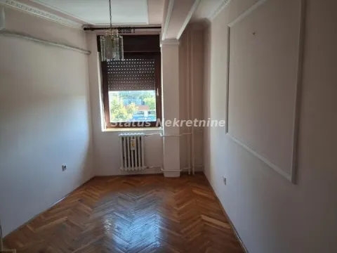 Prazna soba sa parketom i prozorom. - image 4