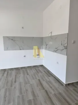Nekorišćena kuhinja sa keramičkim pločicama i parketom u novom stanju. - image 4