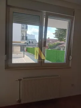 Pogled kroz prozor sa radijatorom ispod. - image 15