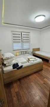 Spavaća soba sa dva drvena kreveta i posteljinom. - image 10