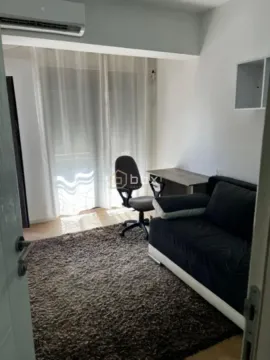 Manja soba sa sofom, radnim stolom i klima uređajem. - image 7