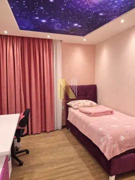Dečja soba sa krevetom, radnim stolom i dekorativnim plafonom. - image 10