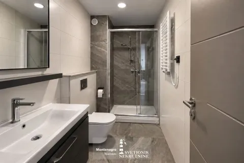 Moderne kupatilo sa tuš kabinom, umivaonikom i WC šoljom. - image 11